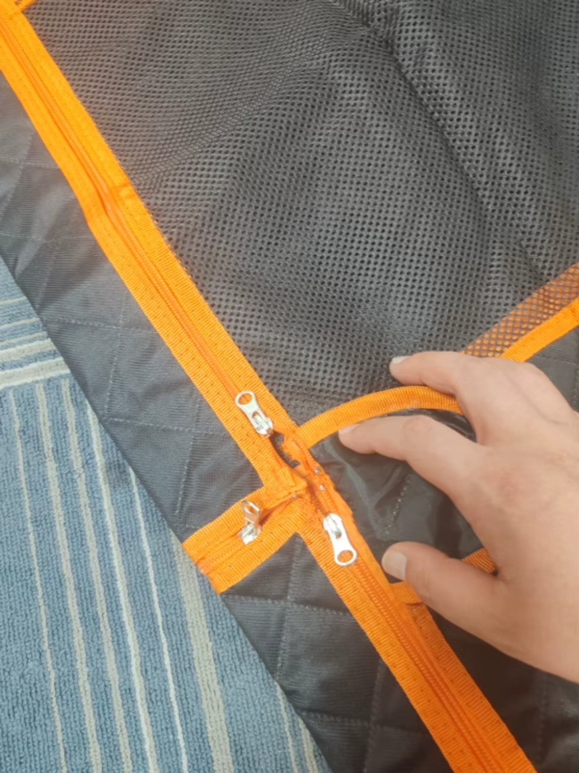Détail fenêtre mesh et fermetures NOMAVA TravelDeck